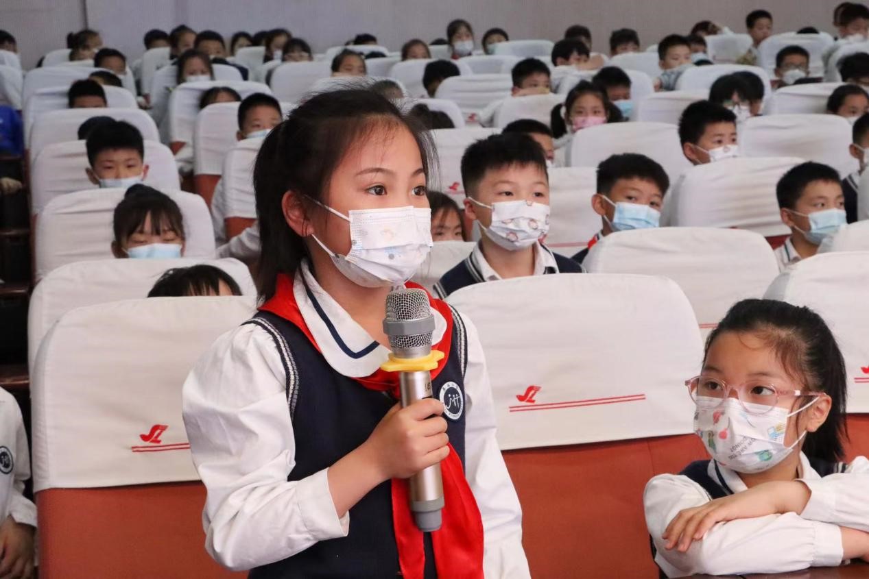 Xe bus khoa học phổ biến đến Tiểu học Sandi Tang Thái Vũ