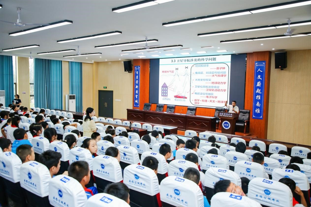 Xe bus khoa học phổ biến đến Trường Nam Ya Vọng Thành