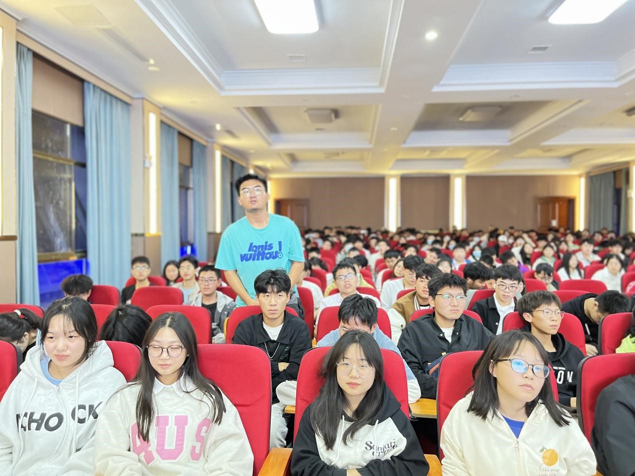 Các chuyên gia và học giả vào trường học
