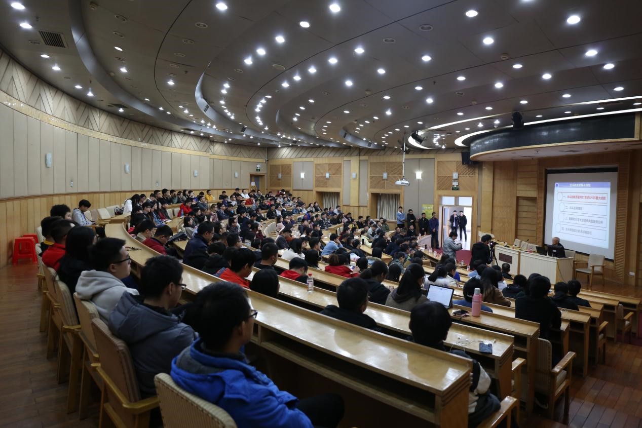 Các chuyên gia và học giả vào trường học