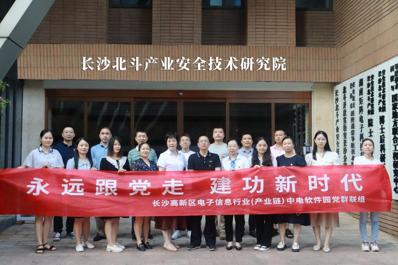 Luôn luôn đi theo Đảng, đóng góp công sức trong thời đại mới — Chi bộ tích cực tham gia hoạt động liên kết về công tác đảng