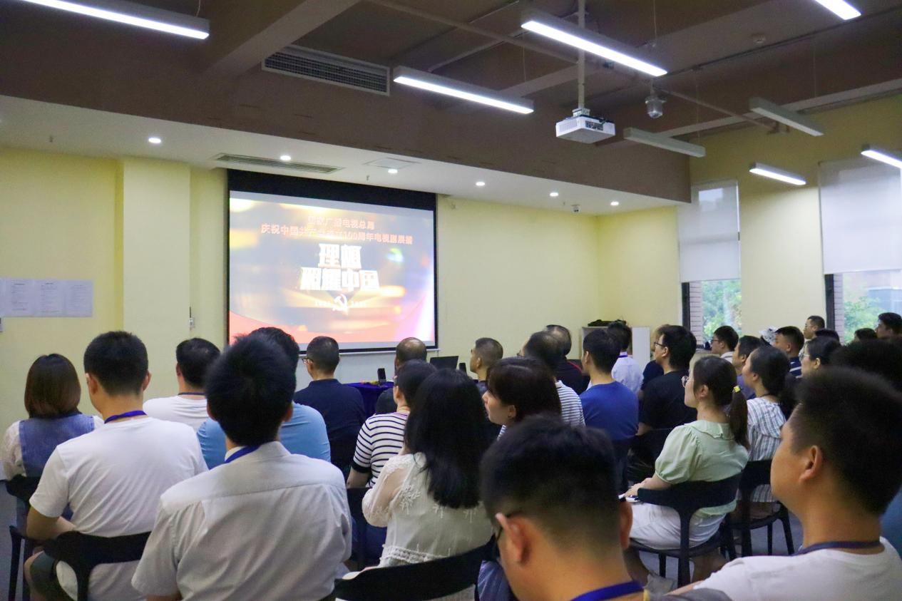 Tưởng nhớ những tác phẩm đỏ, cùng mừng sinh nhật Đảng trăm tuổi — Chi bộ tổ chức hoạt động xem phim đỏ